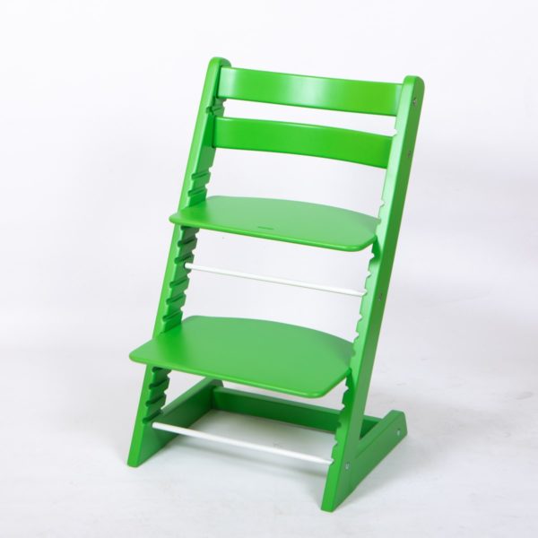 Зеленый стул у взрослого человека